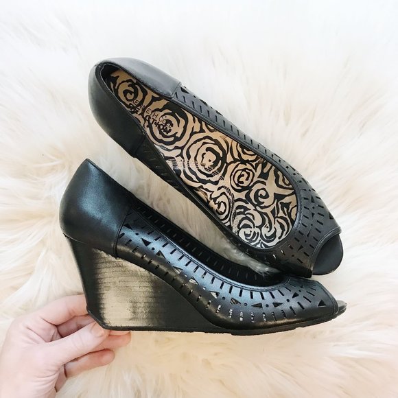 Moving Sale!! GUC Kenneth Cole Reaction Perforate Wedge - Chill 2 The Bone 10M - Picture 2 of 13